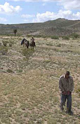 Кадр из фильма "ТРИ МОГИЛЫ / THE THREE BURIALS OF MELQUIADES ESTRADA"